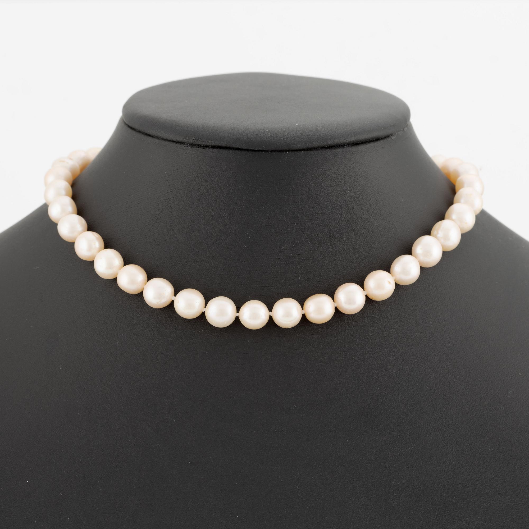 Necklace with cultured pearls.