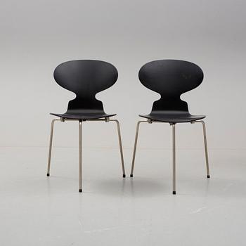 ARNE JACOBSEN, stolar, ett par, "Myran", Fritz Hansen, 1900-talets mitt.