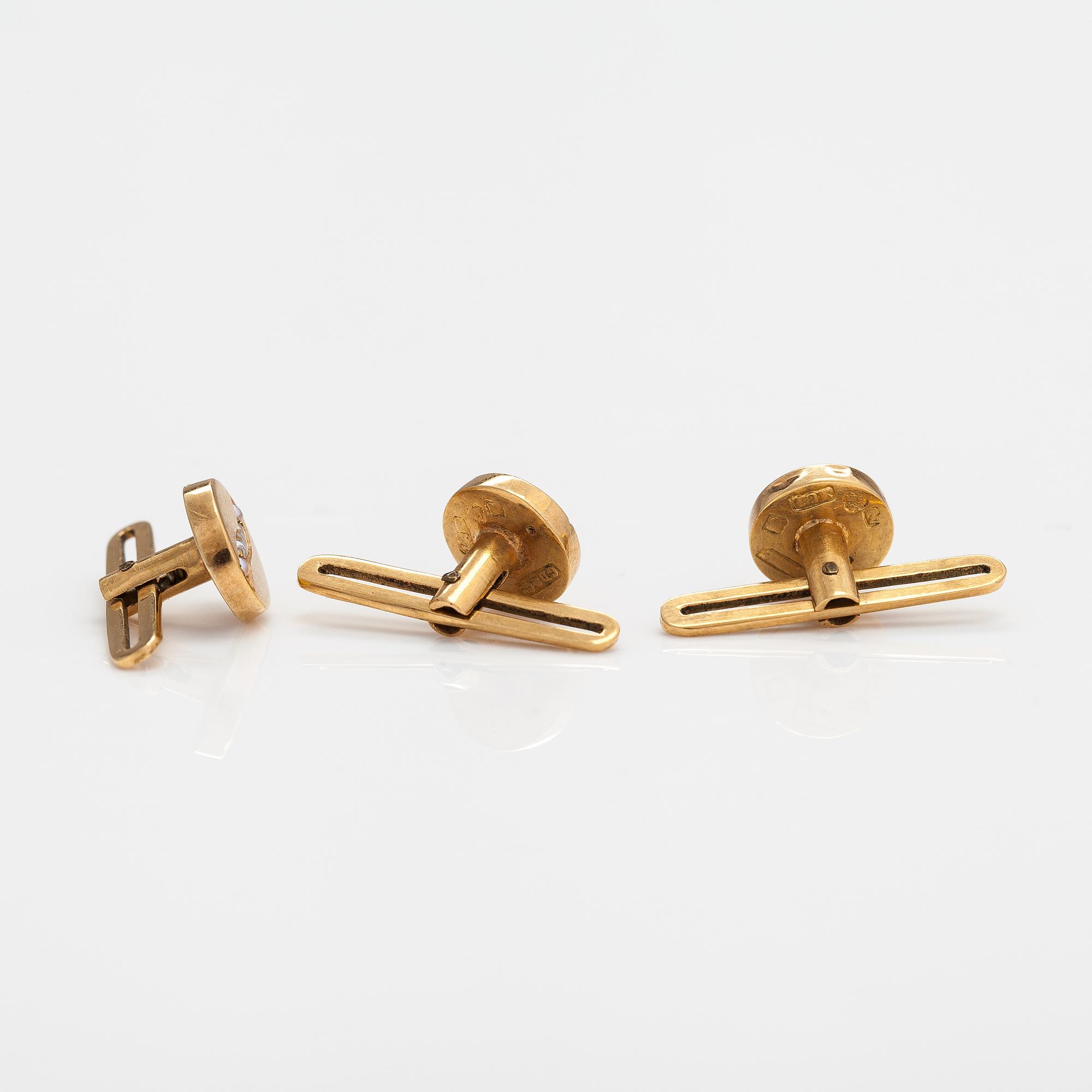 Tre knappar till frackskjorta, 18K guld och odlade pärlor. G. Dahlgren & Co, Malmö.