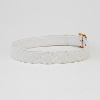 A Chanel white quilted leather belt.