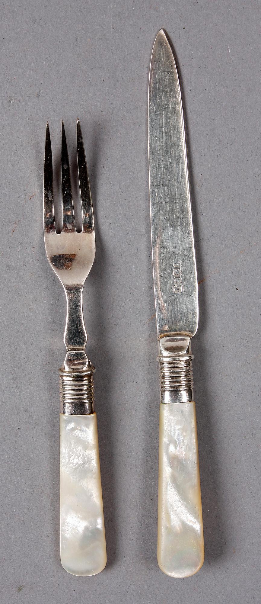 FRUKTBESTICK, 24 st, pläter och pärlemor, England. Tidigt 1900-tal.