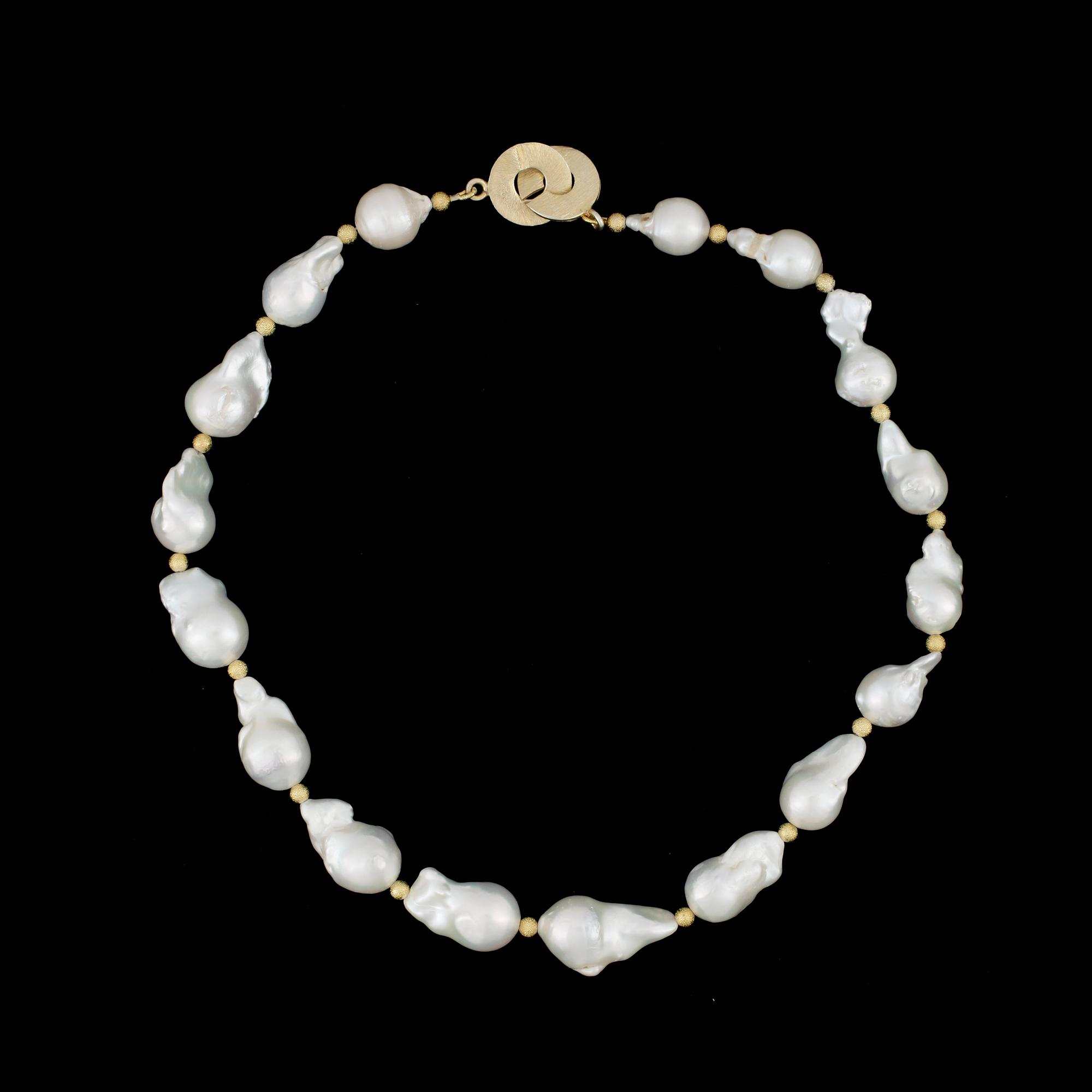 COLLIER, odlade barocka sötvattenspärlor lås i förgyllt sterlingsilver. 2000-tal.