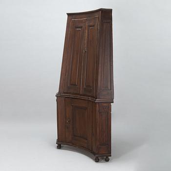 A 18th/19th century two parts corner cabinet.