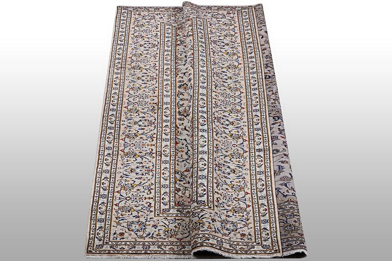 A carpet, Kashan, ca 321 x 206 cm.