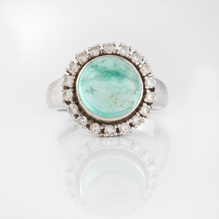 RING, med cabochonslipad smaragd 4,99 ct samt åttkantslipade diamanter 0.54 ct, Ceson, Göteborg, 1978.