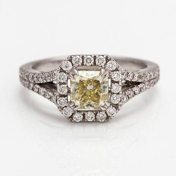 An 18K white gold ring with diamonds ca. 1.42 ct in total.