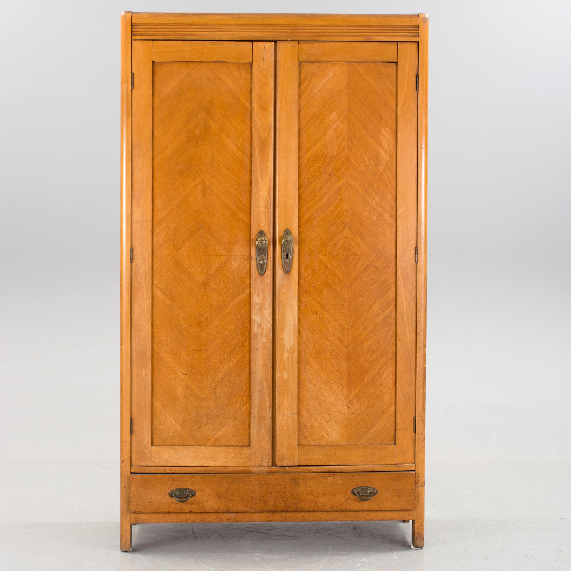 A 1920´s cabinet for clothing.