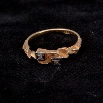 RING samt ÖRHÄNGEN, guld 18K, små diamanter, stämplad MJH. 1900-talets senare hälft.