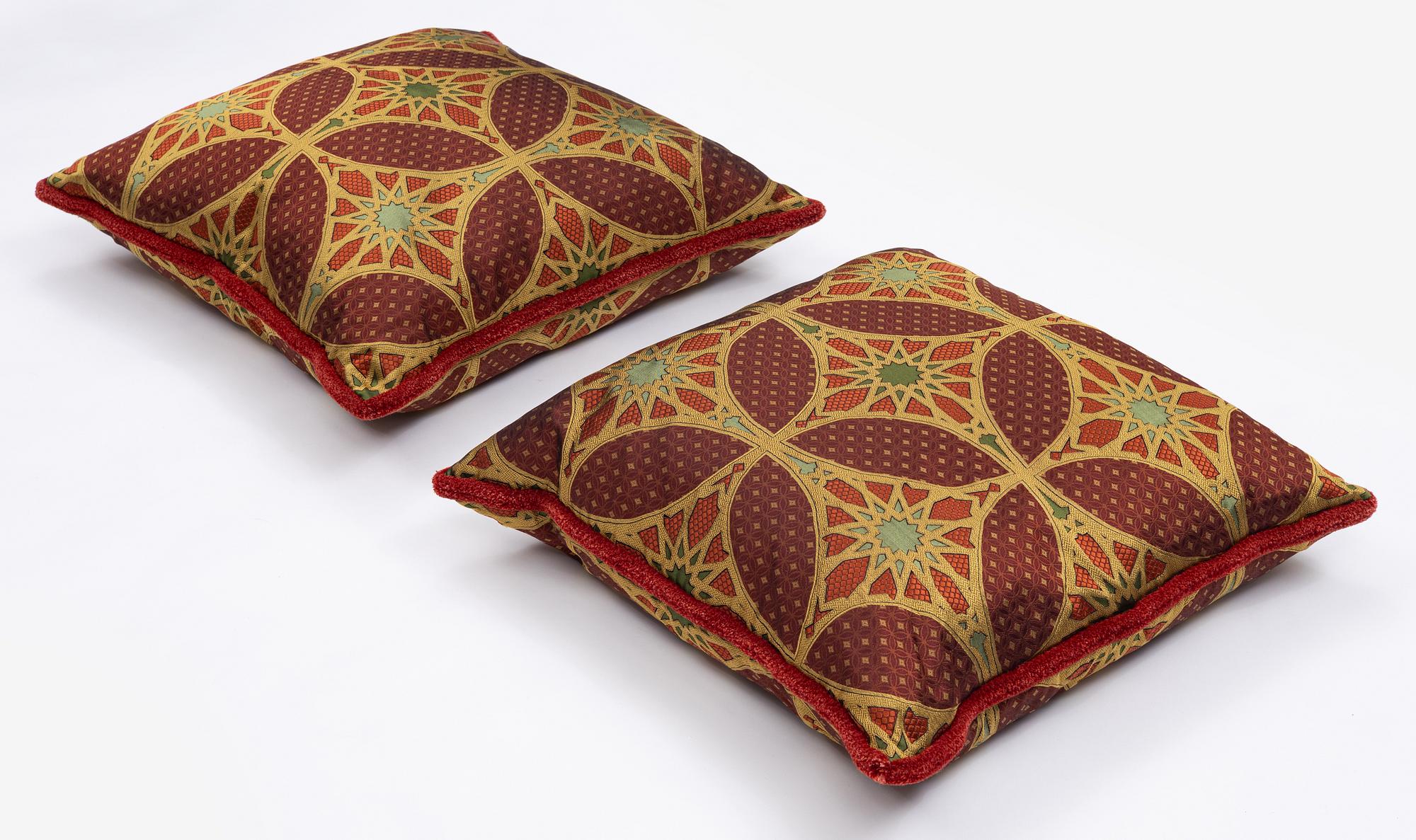 Kuddar, ett par, mönstrad vinröd textil från Silk Gallery.