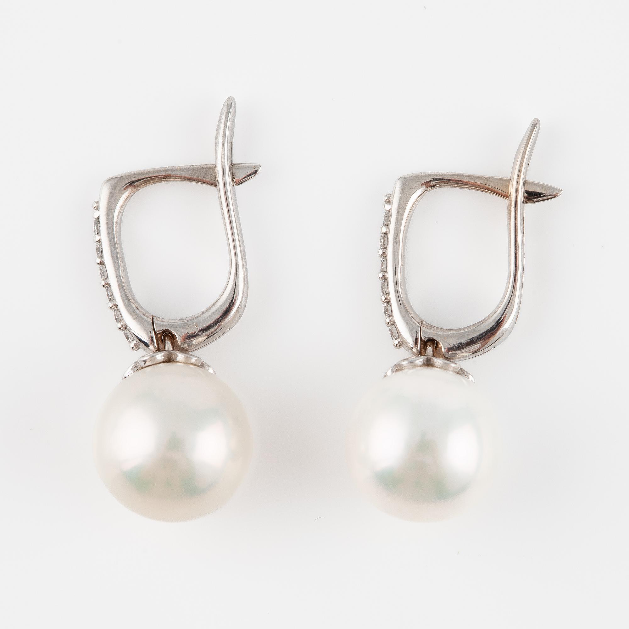 A pair of 18K gold earrings with cultured freshwater pearls.