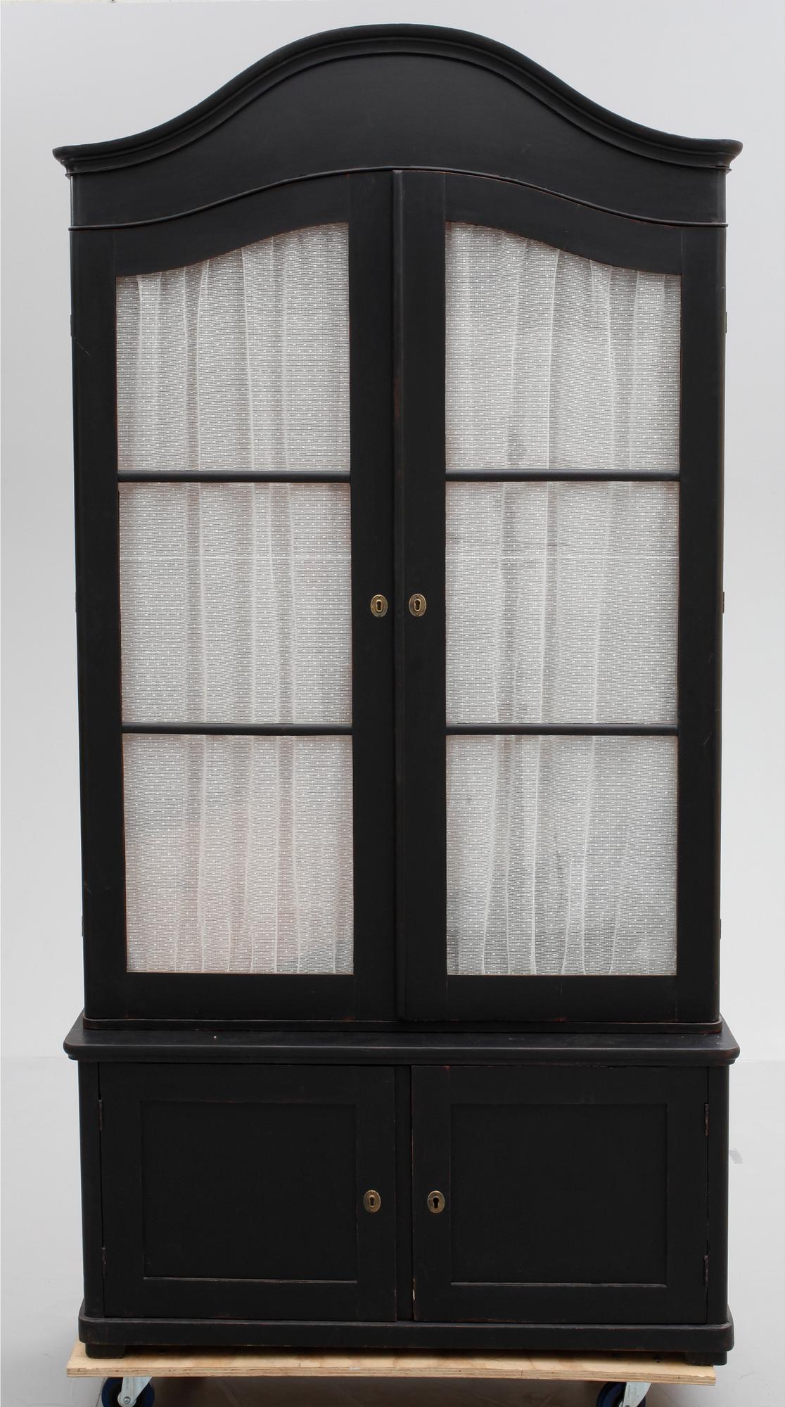 BOKSKÅP, rokokostil. 1900-tal.