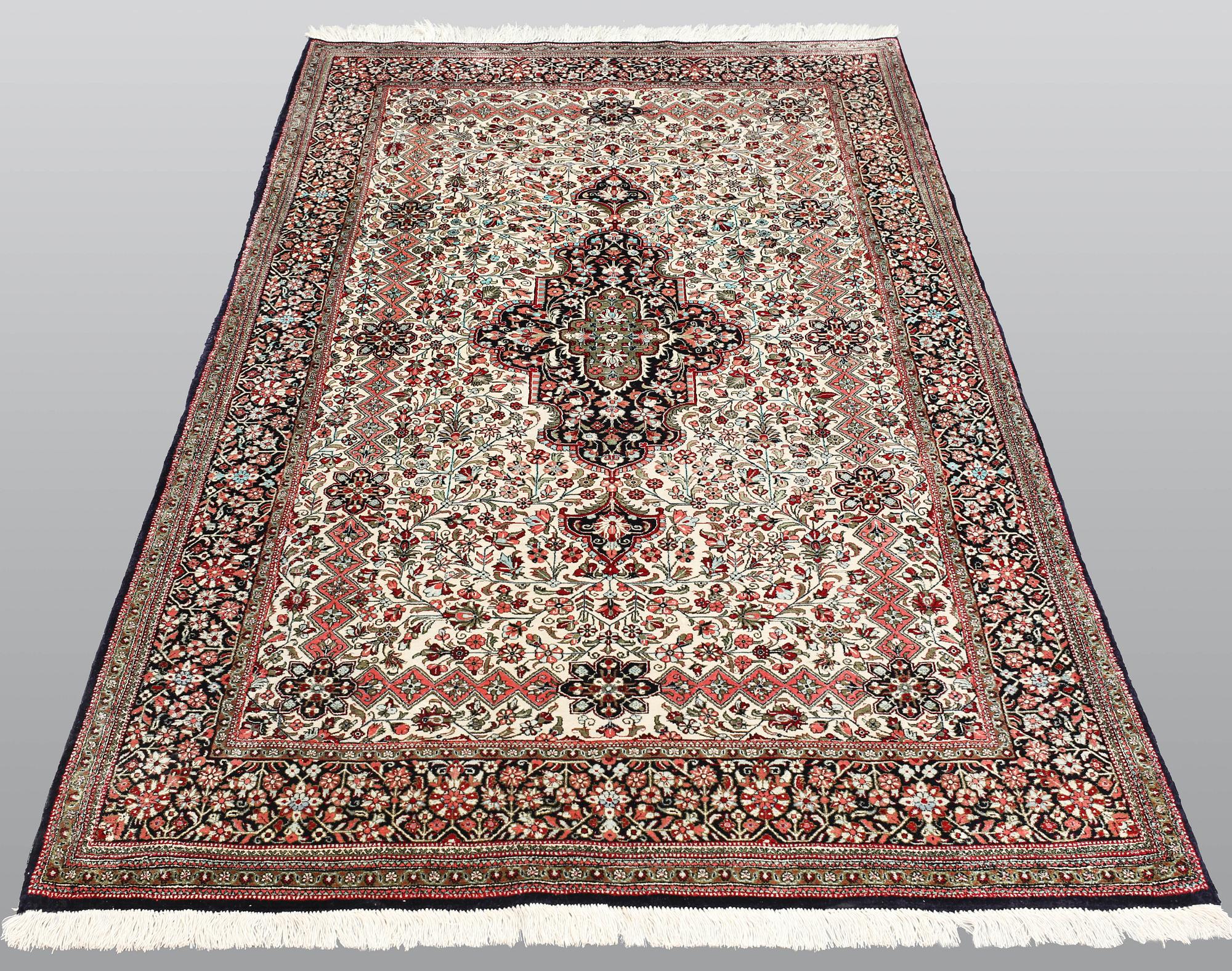 Matta, Ghom, silke, ca 1,000,000 knutar/kvm, 220 x 130 cm.