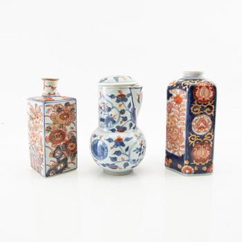 Flaska, Sake-flaska (Tokkuri) samt tillbringare Japan omkring 1900 porslin.