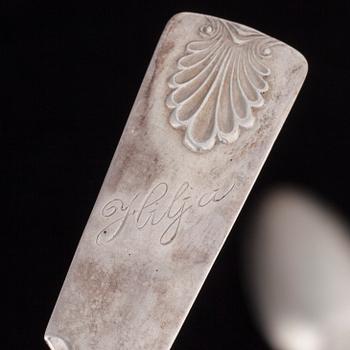 BESTICK, 35 delar, silver och nysilver, engelska, finska, ryska stämplar, 1845-1900-talets mitt. Total silvervikt 465 g.