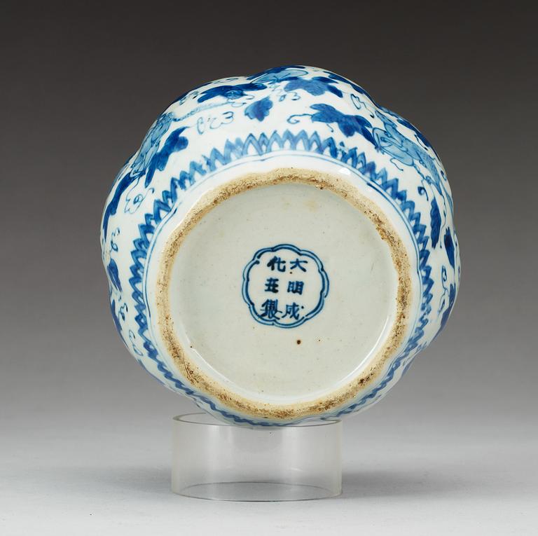 A blue and white pot, Ming dynasty, 17th Century. With Chenghuas six character mark.
