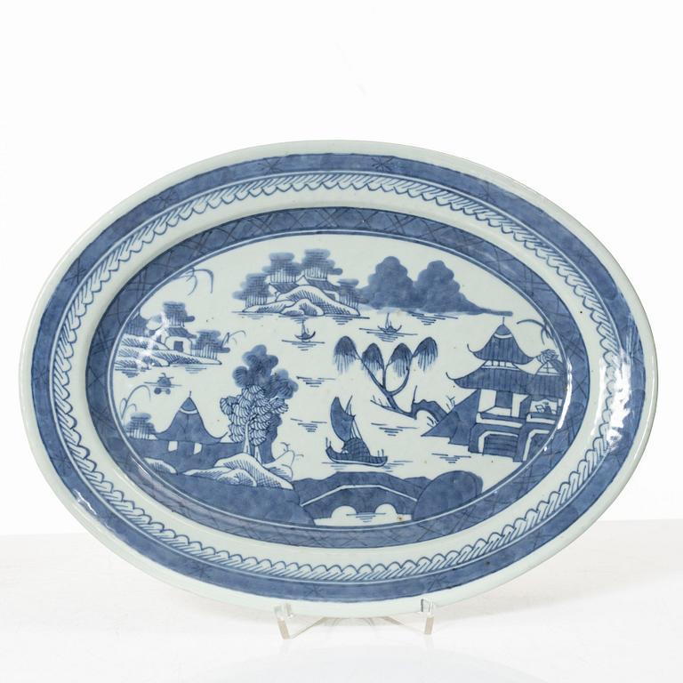 Two serving dishes, China, 19th century.