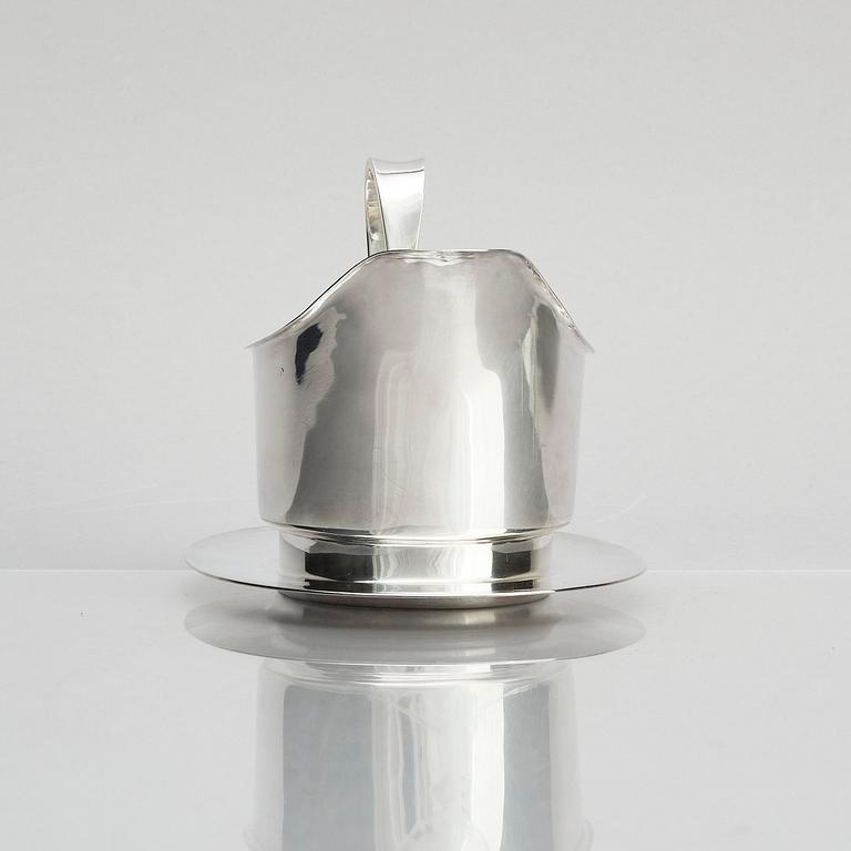 Claës E. Giertta, a silver sauce bowl with a dish, mark of Claës Giertta, Stockholm 1963.