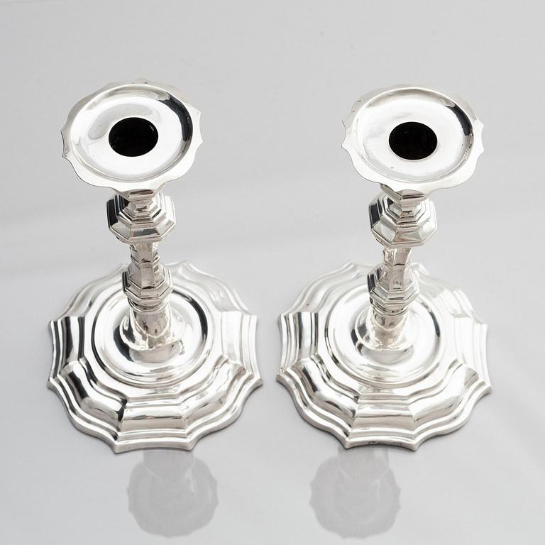 Jonas Thomasson Ronander, ljusstakar, ett par, silver, Stockholm 1754. Senbarock.