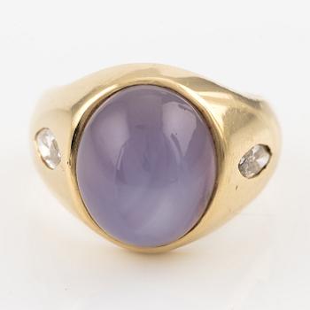 Ring, 14K gold with a rose-lilac star sapphire and marquise-cut diamonds.