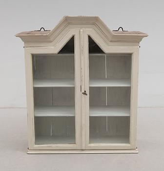 HÄNGSKÅP, allmoge, 1800-talets första hälft.