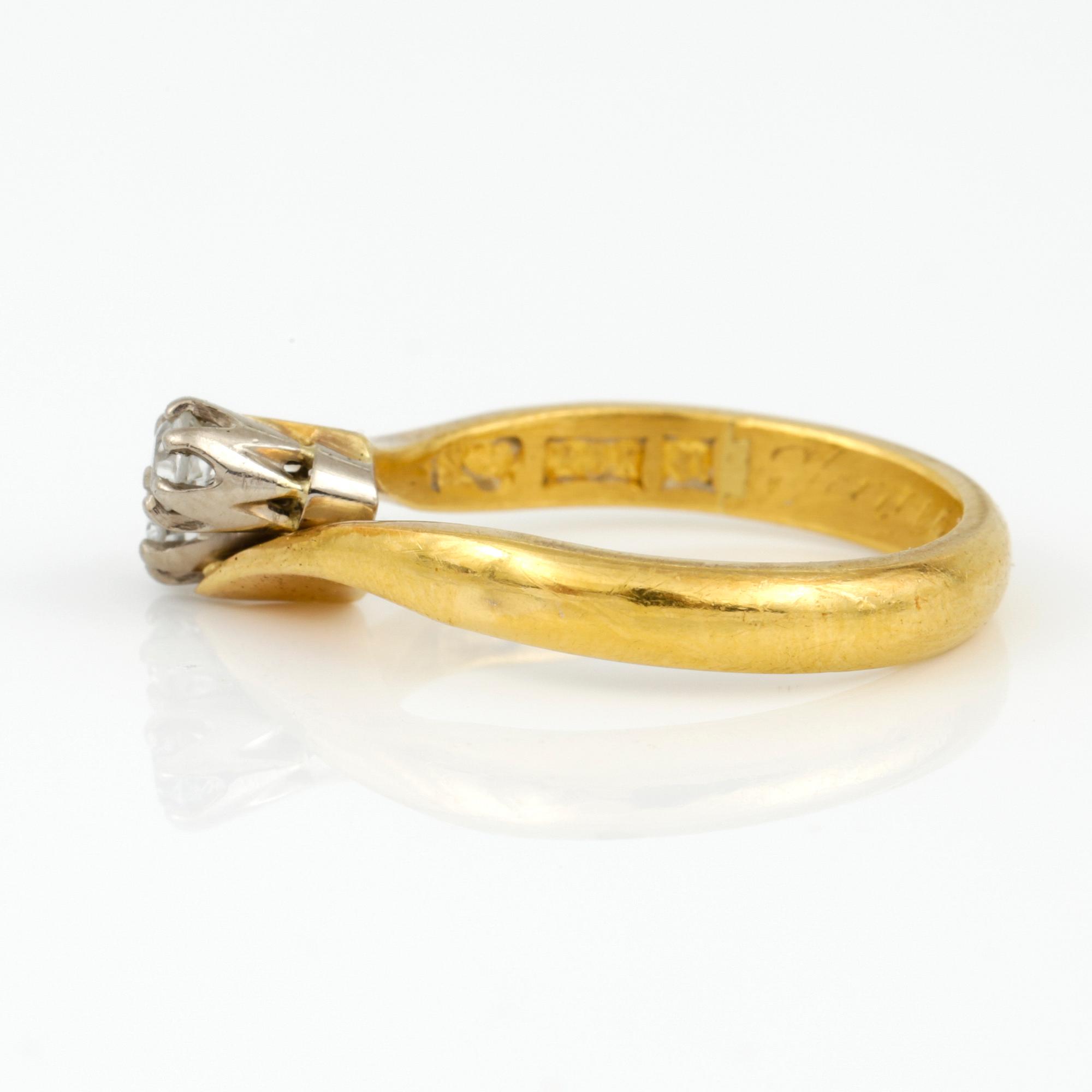 RING samt HALSBAND, ringen 23K guld, Umeå. Vikt 5,17 g. Halsband 18K vitguld med diamant, tot ca 0,09 ct. Vikt 5,47 g.