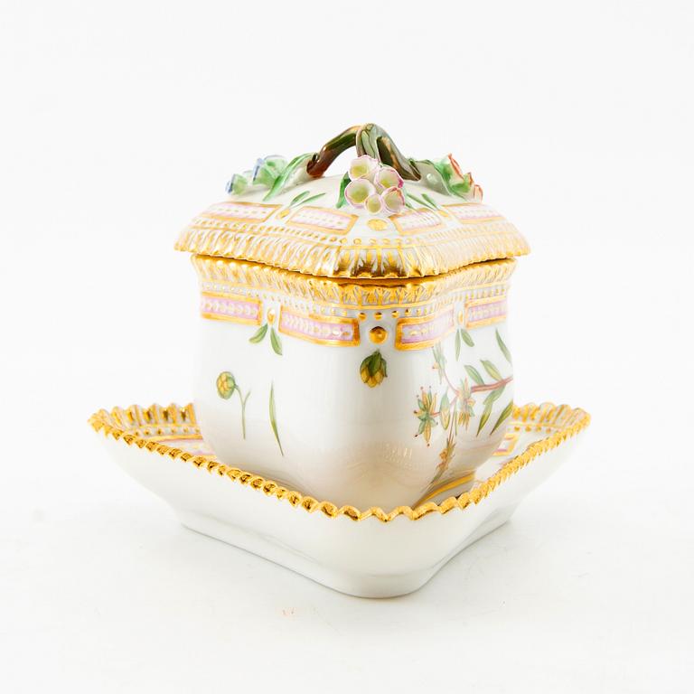 Crèmekopp med lock och fat, porslin, "Flora Danica", Royal Copenhagen, Danmark.