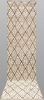 Gallerimatta, Marocko, ca 381 x 100 cm.