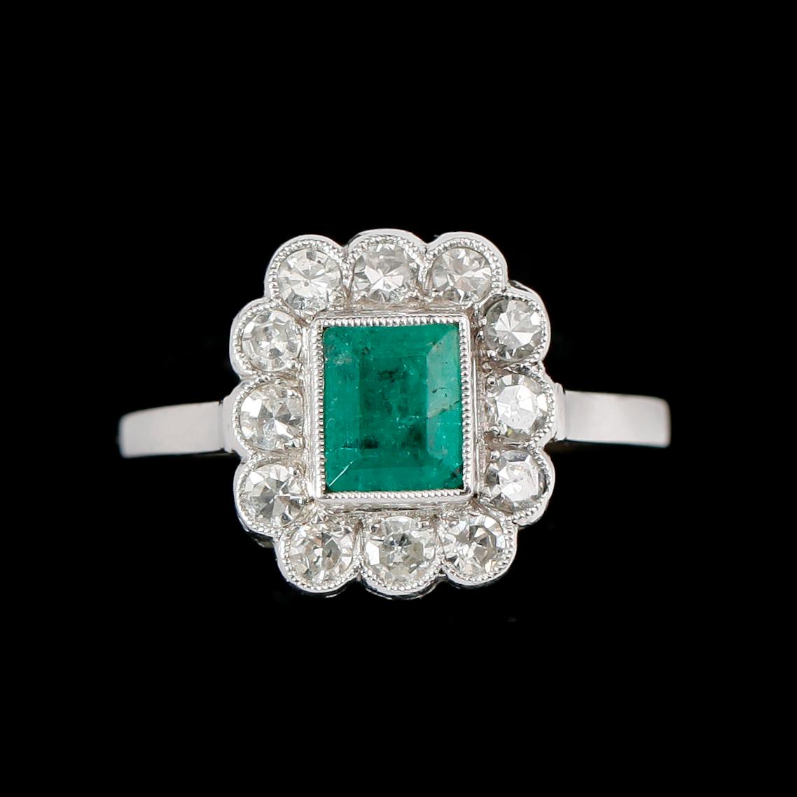 RING, 18 k vitguld, med diamanter ca 0.36 ct samt smaragd.  Total vikt ca 4 g.