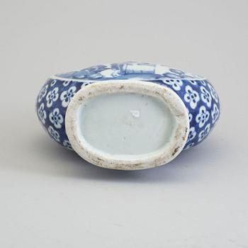 A blue and white porcelain moon flask, Qing dynasty, late 19th century.