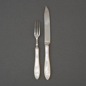 WILLIAM HUTTON & SONS, a set of 12 silver and mother-of-peral fruit cutlery from Sheffield, England, 1922.