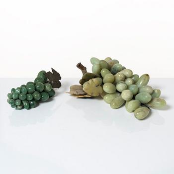 Bordsdekorationer i form av druvklasar, 2 st, 1900-talets mitt.