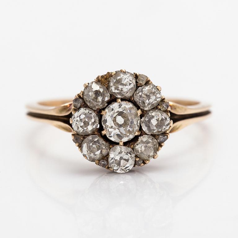 Ring, 14K guld och gammal- och risenslipade diamanter ca. 0.90 ct totalt. Ryssland.