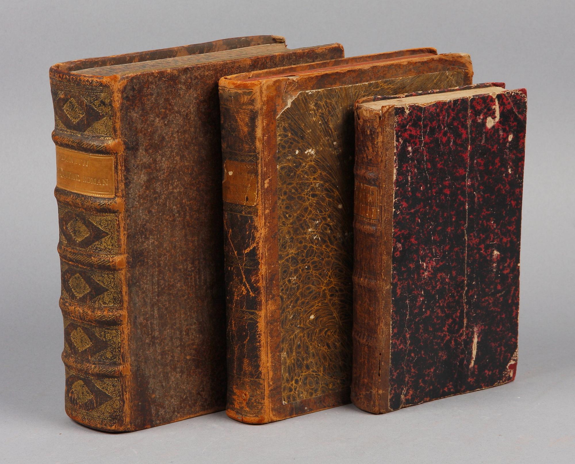 BÖCKER, 3 st, bla "Dictionarium Antiquitatum Romanarum...Serenissimi delphinin..." av Petrus Danetius, Amsterdam 1701.