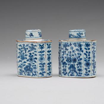 TEDOSOR med LOCK, ett par, porslin. Qingdynastin, Kangxi (1662-1722).