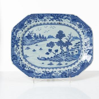 A Chinese export porcelain charger, Qing dynasty, Qianlong (1736-95).