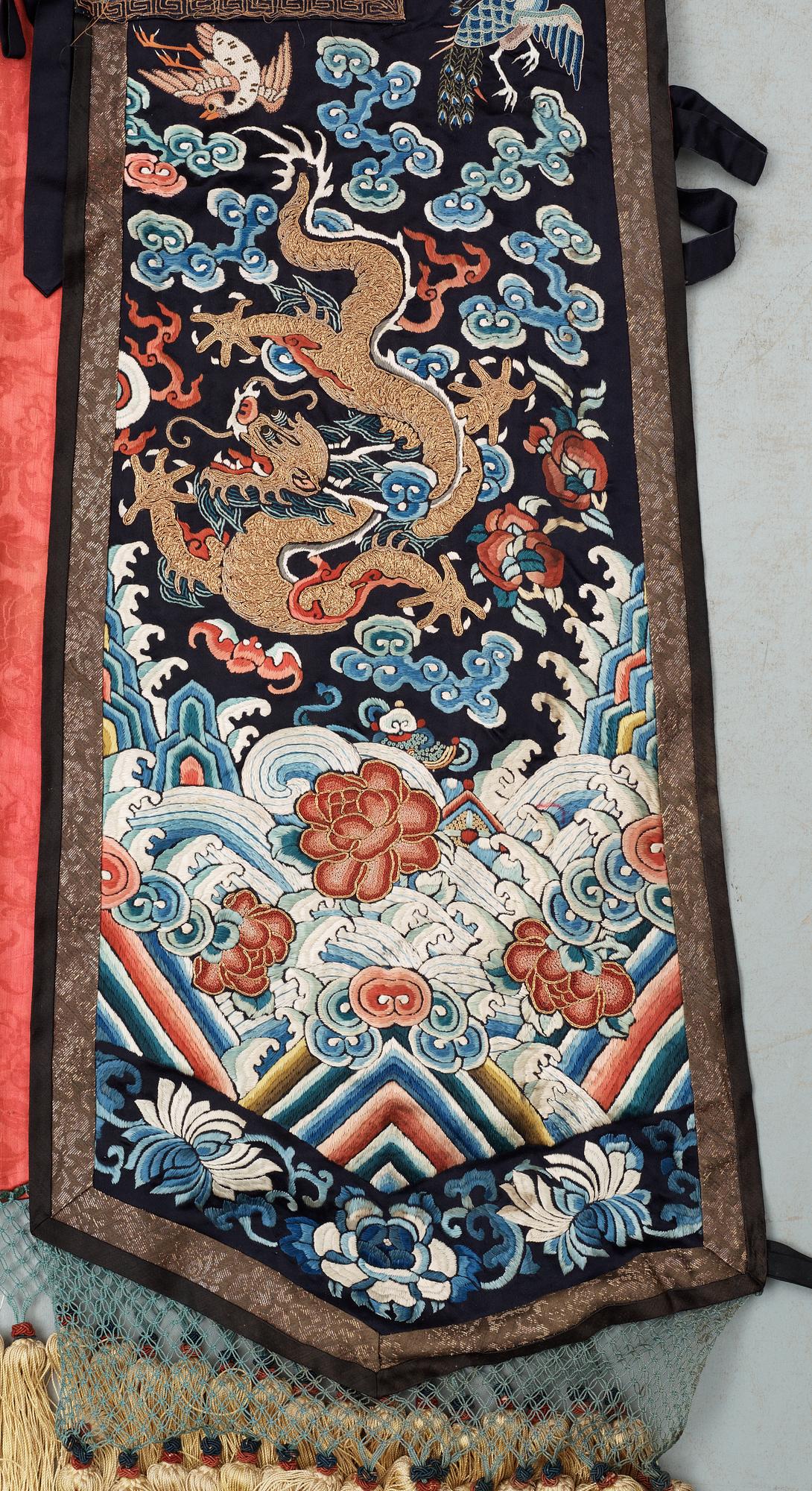 VÄST, siden. Höjd 105 cm. Kina omkring 1900, sen Qing.
