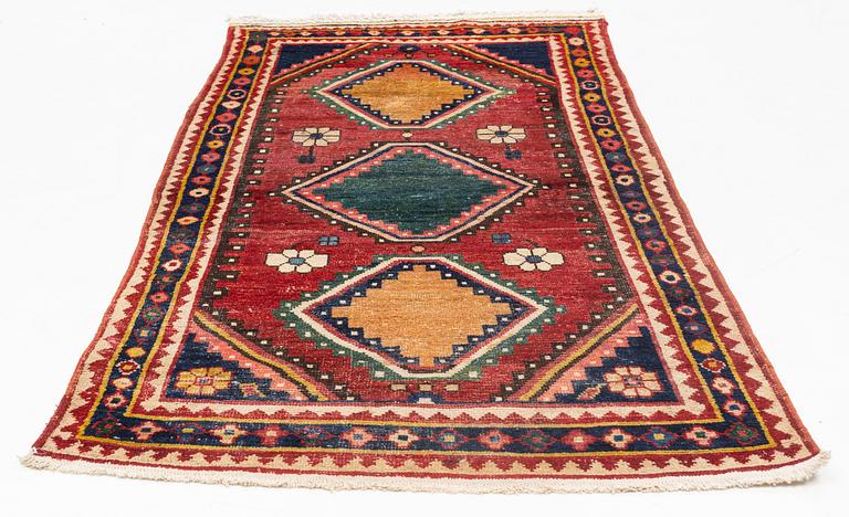 A semi-antique Khersake-Bakthiari carpet, ca 268 x 128-145 cm.