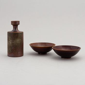 Stig Lindberg, a vase and a pair of glazed stone ware bowls, Gustavsberg studio,