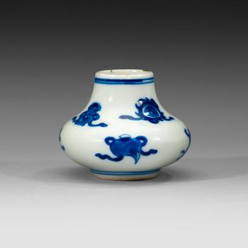 15. MINIATYRVAS, porslin. Qingdynastin, Kangxi (1662-1722).