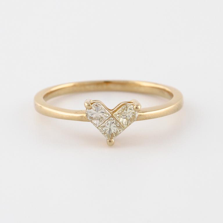 A princess- and fancy cut diamond ring.