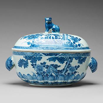 A blue and white tureen with cover, Qing dynasty, Qianlong (1736-95).