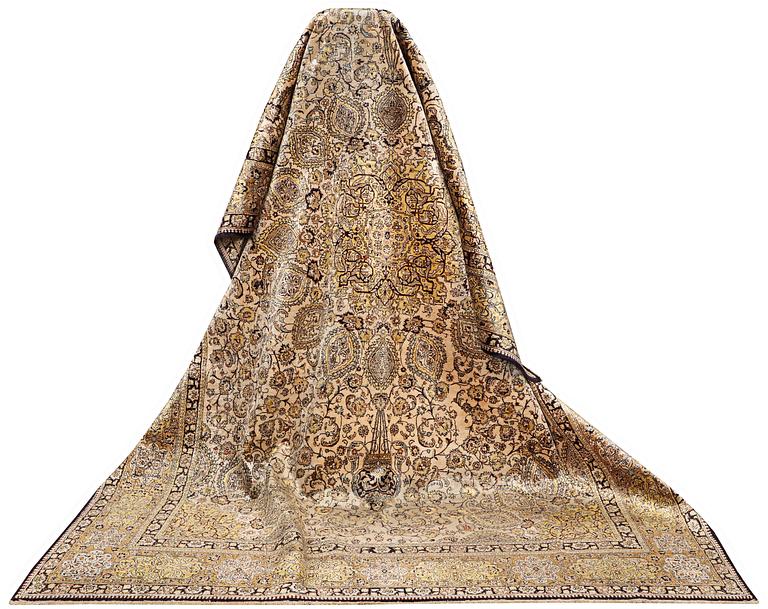 Matta, silke ghom, ca 295 x 206 cm.
