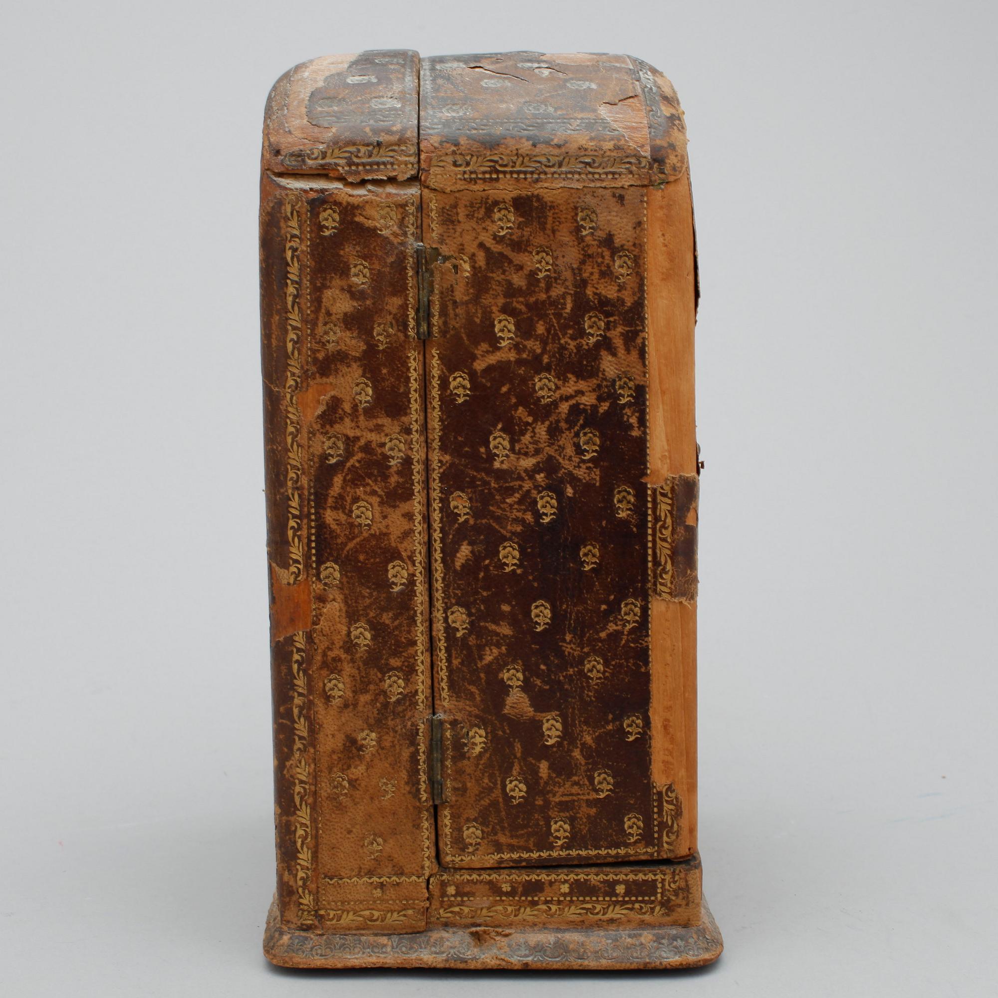 BORDSUR I ETUI, marmor, Louis XVI-stil, otydlig urmakarmärkning, sekelskiftet 1900.