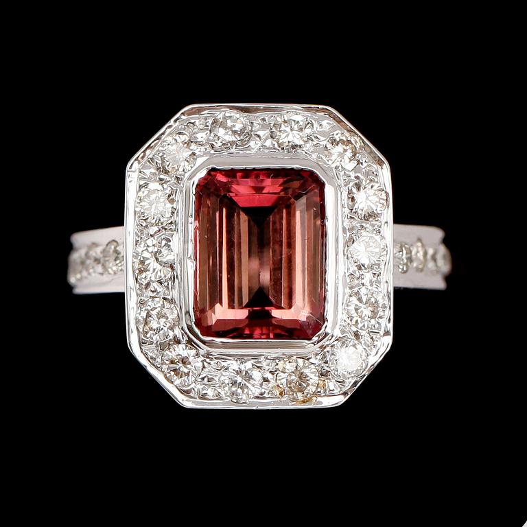 RING, 18 k vitguld, rosa turmalin ca 4,0 ct, briljantslipade diamanter ca 1,0 ct.