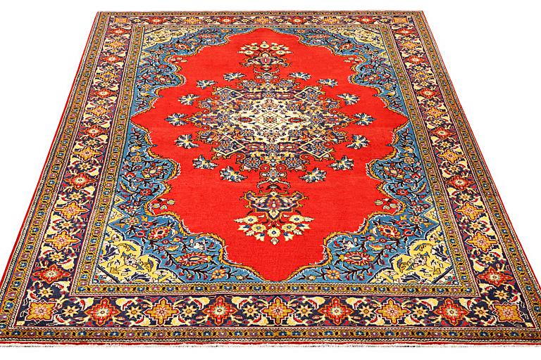 A Sarouk carpet, a. 323 x 217 cm.