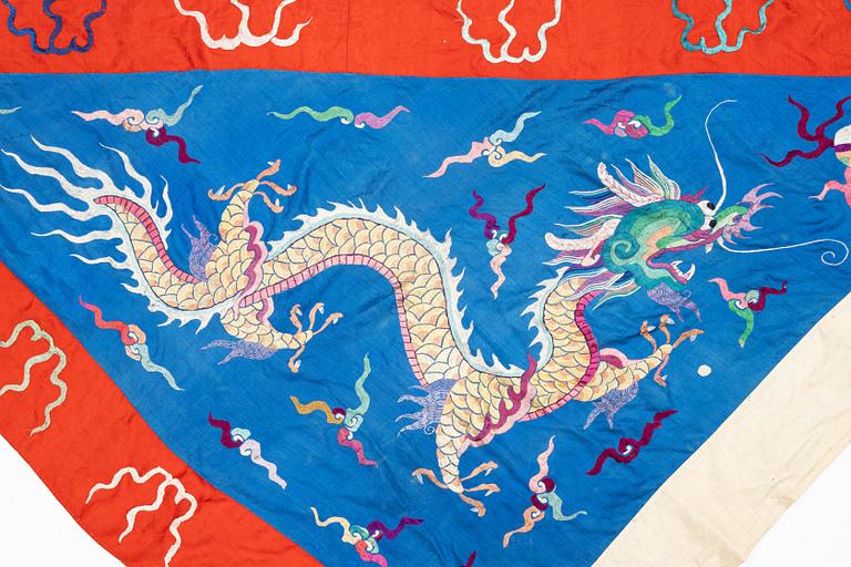 A Chinese embroidered triangular silk banner, late Qing dynasty/possibly early 20th century.