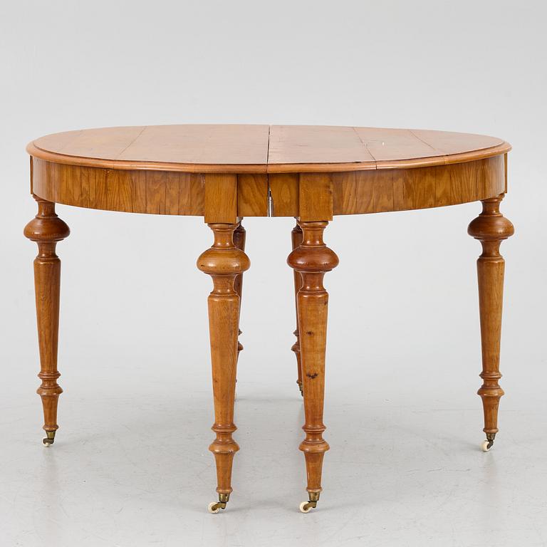 A late 19th century dining table.