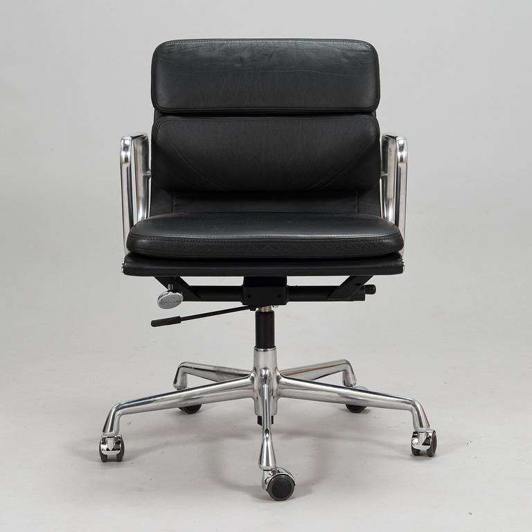 CHARLES & RAY EAMES, kontorsstol, "EA 217 Soft Pad Chair", Vitra.
