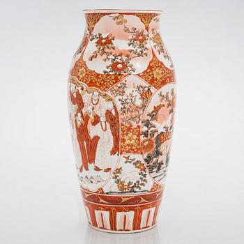 A Japanese porcelain vase from the Meiji period (1868-1912) .