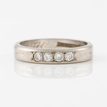 Ring, 18K white gold set with four brilliant-cut diamonds.